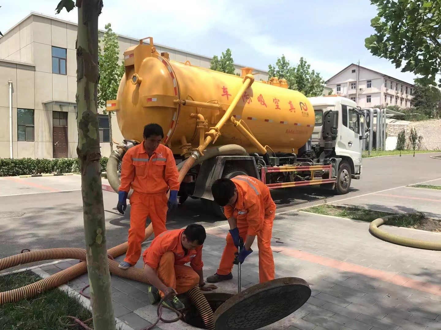 信丰管道疏通车停在窨井附近