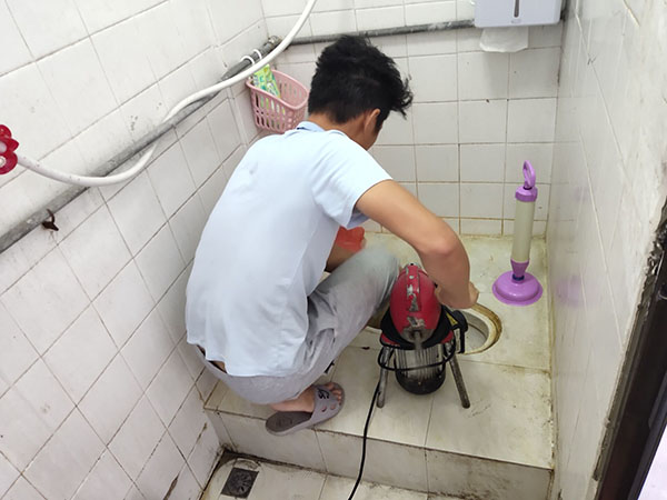 信丰管道堵塞冒臭气 专业师傅现场解决问题