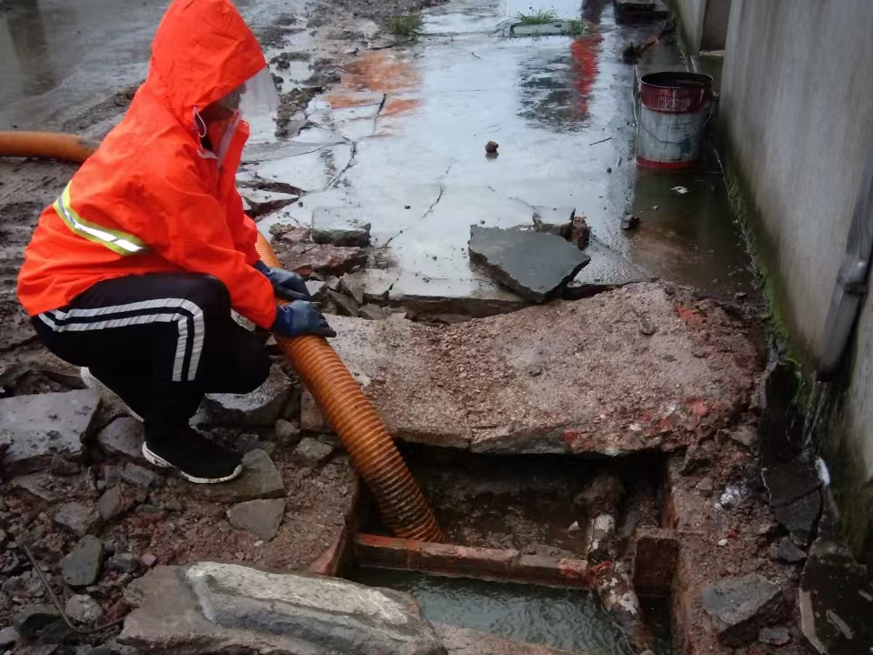 信丰专业清理污水池 炜誉市政以规范流程守护城市 “肠道”